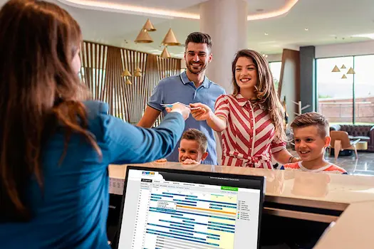 Gestiona las reservas en tiempo real, evitando overbooking y optimizando la ocupación de habitaciones.