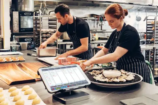 Envía los pedidos a cocina, horno y/o bar en tiempo real, reduciendo errores y mejorando la eficiencia.