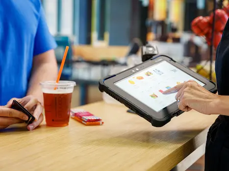 Realiza pedidos desde una pantalla táctil o tablet, agilizando la atención al cliente.